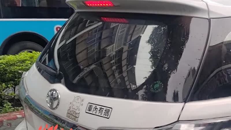 白色轎車貼著「車內有鵝」的貼子。（圖／翻攝自「路上觀察學院」）