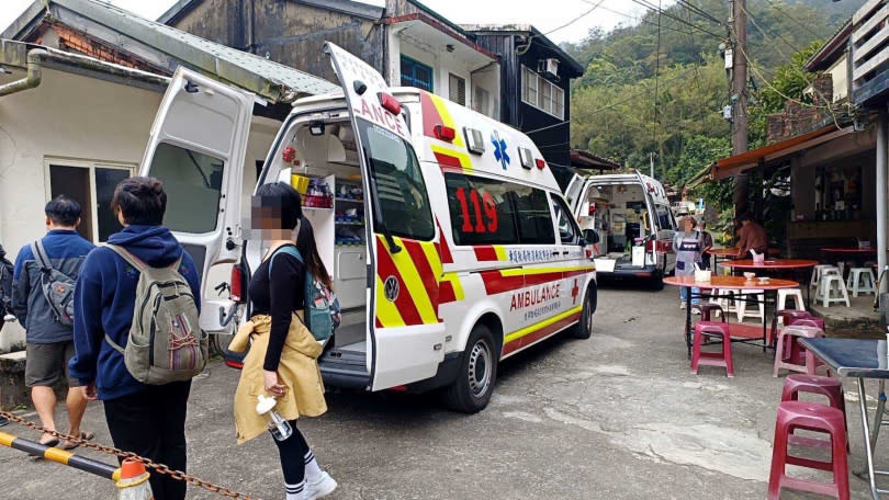 三貂嶺驚傳登山意外，警消立即動員24輛車、68名人員趕赴現場。（圖／翻攝畫面）