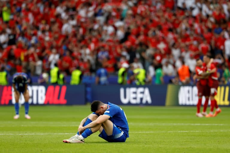 Alessandro Bastoni después de la eliminación de Italia en octavos de final de la Eurocopa mientras los suizos festejan el pase a cuartos de final. En Berlín, el 29 de junio de 2024 (Odd ANDERSEN)