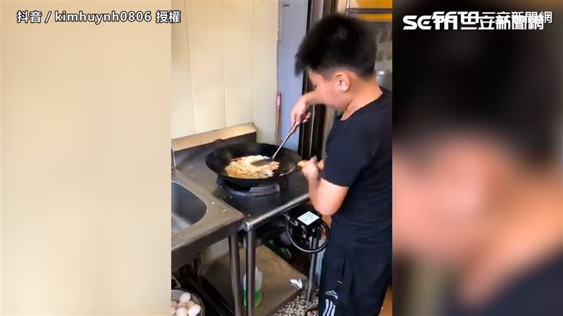 賴科宇對料理很感興趣，從國小5年級開始學炒飯。(圖／翻攝自抖音)