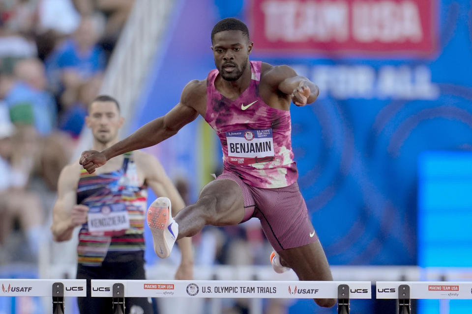 ARCHIVO - Rai Benjamin gana las semifinales masculinas de 400 metros con vallas durante las pruebas olímpicas por equipos de atletismo de Estados Unidos el 28 de junio de 2024 en Eugene, Oregon. (Foto AP/George Walker IV, archivo)