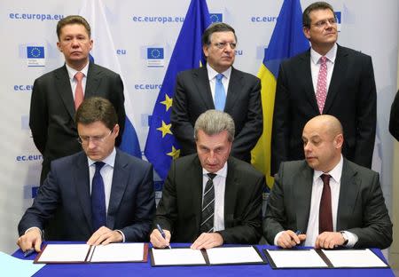 (Front Row, L-R) Russian Energy Minister Alexander Novak, European Energy Commissioner Guenther Oettinger and Ukraine's Energy Minister Yuri Prodan attend a signing ceremony after gas talks between the European Union, Russia and Ukraine at the European Commission headquarters in Brussels October 30, 2014. REUTERS/Francois Lenoir