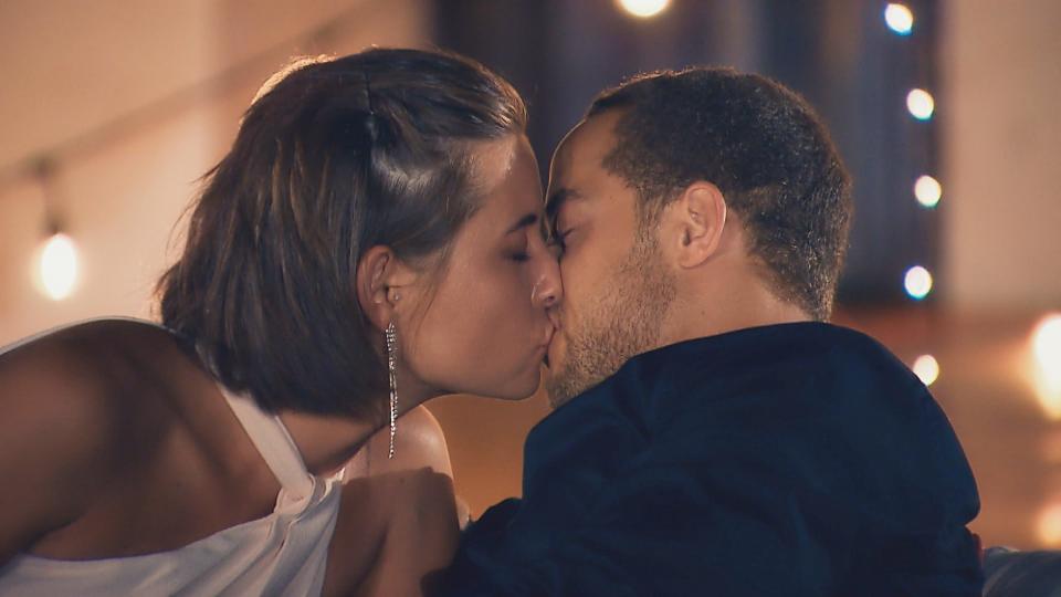 Zwischen Jennifer und Andrej stimmt die Chemie. Es kommt zum ersten Kuss. Alle Episoden von “Der Bachelor” bei TVNOW: www.tvnow.de, Foto: TV NOW