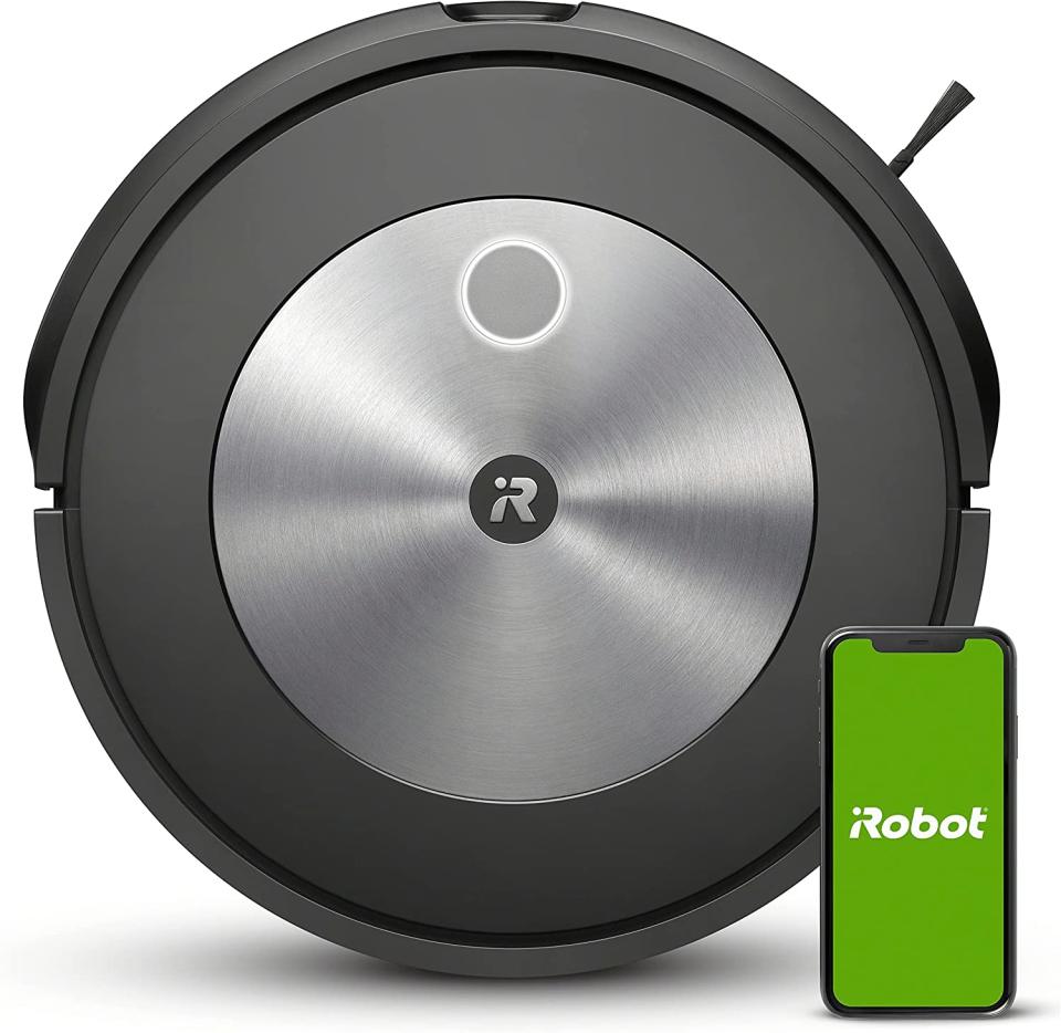 iRobot Roomba j7 (7150) Robot Vacuum. Image via Amazon.