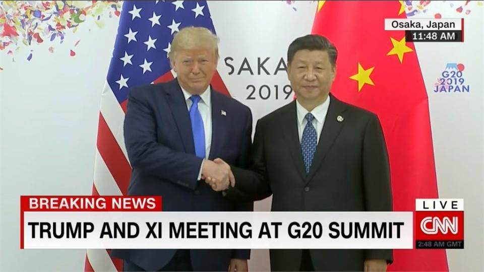 G20峰會中最受矚目的場邊會，今天（6月29日）登場。美國總統川普，將在台灣時間上午，與中國國家主席習近平會面。美國總統川普表示，「我們將討論華為討論貿易協議，我們會討論很多議題，我昨晚已與習近平碰面，其實昨晚就有豐碩成果，我們與中國的關係非常好，至於我們能否達成協議時間到了就知道。」川普是在與沙國王儲會面時，指出昨晚已與習近平先碰過面，頗有斬獲。昨天面對記者詢問川習會，川普對會談結果表示樂觀，預期今天會是令人興奮的一天，會有一場「富有成效的談話」，不過川普也否認外傳他曾向習近平承諾會暫緩加徵關稅6個月。分析家則表示，這次川習會，最好的結果是美中貿易戰休兵，雙方同意繼續談判。不過，川普性格多變，最終也許會有出乎意料的結果。（民視新聞／綜合報導）