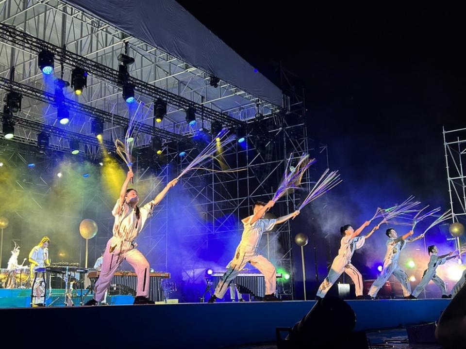 《圖說》開幕大秀由朱宗慶打擊樂團帶來《響動新生地》首演，結合舞蹈、建築雷射聲光帶來跨域演出。〈文化局提供〉