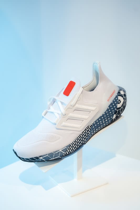 2022年的Ultraboost 22，收集120萬個女性足部樣本掃描分析，更貼合女性腳形，專為女跑手而設；