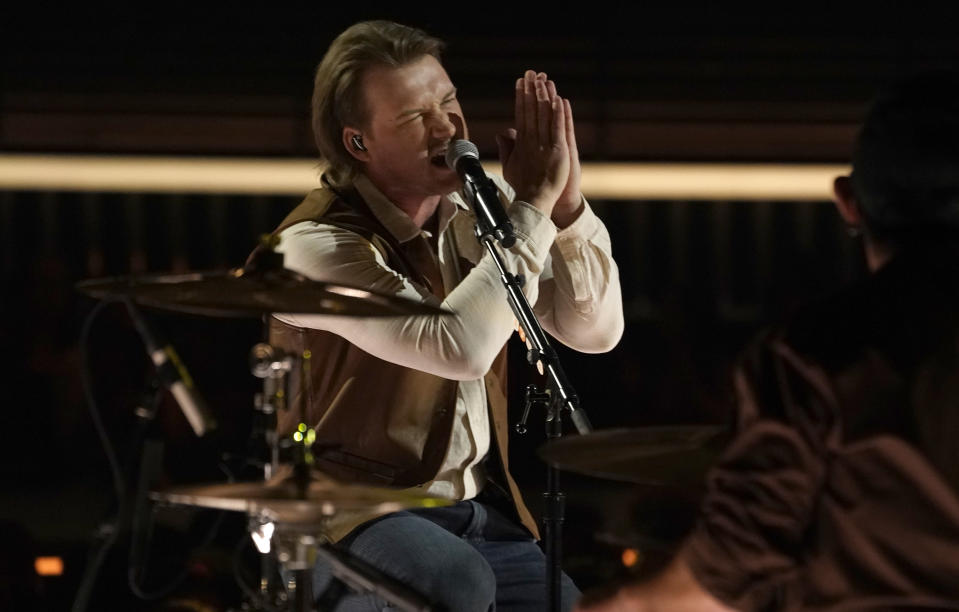 Morgan Wallen canta en la ceremonia de los Premios Billboard de la Música, el domingo 15 de mayo de 2022 en el MGM Grand Garden Arena en Las Vegas. (Foto AP/Chris Pizzello)