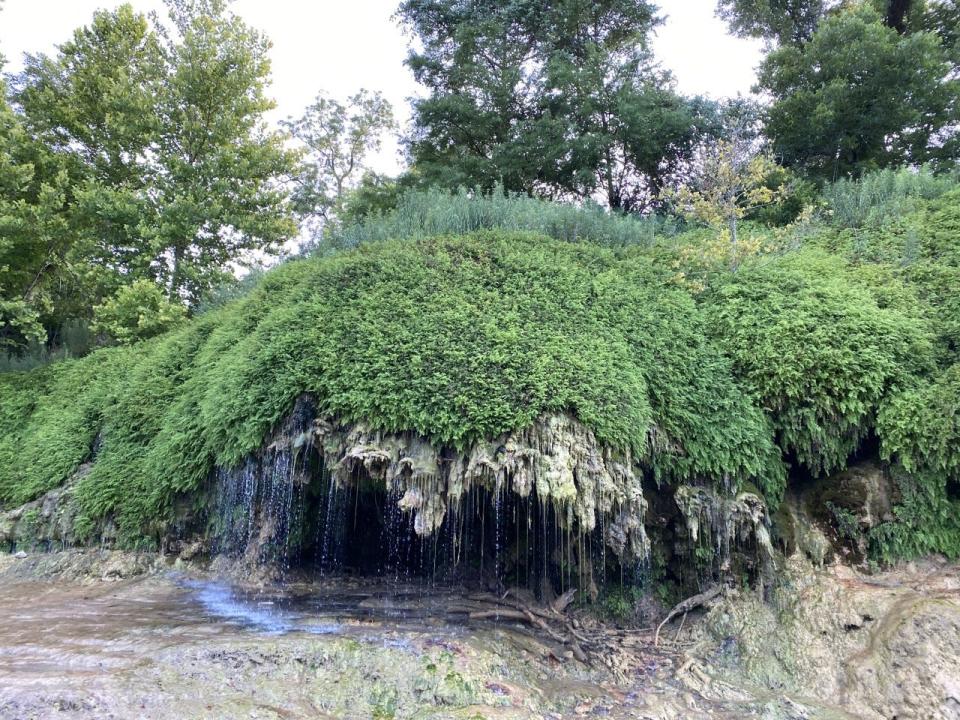 Crockett Garden Falls before most of the rock overhang collapsed.