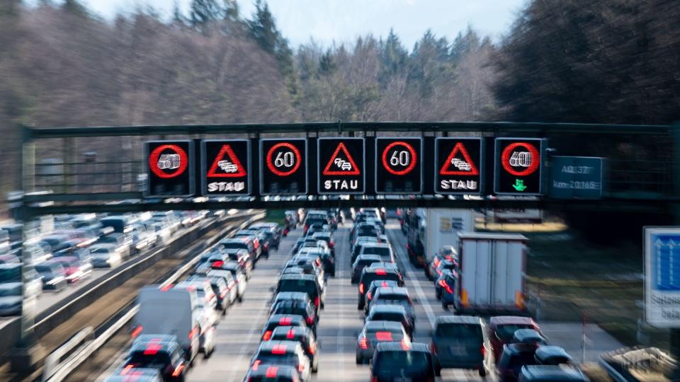 Zu Ferienbeginn sind Staus auf den Autobahnen fast unvermeidlich.