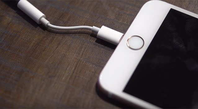 Does this accessory prove the end of the headphone jack on iPhones? Source: YouTube/Tinh tế