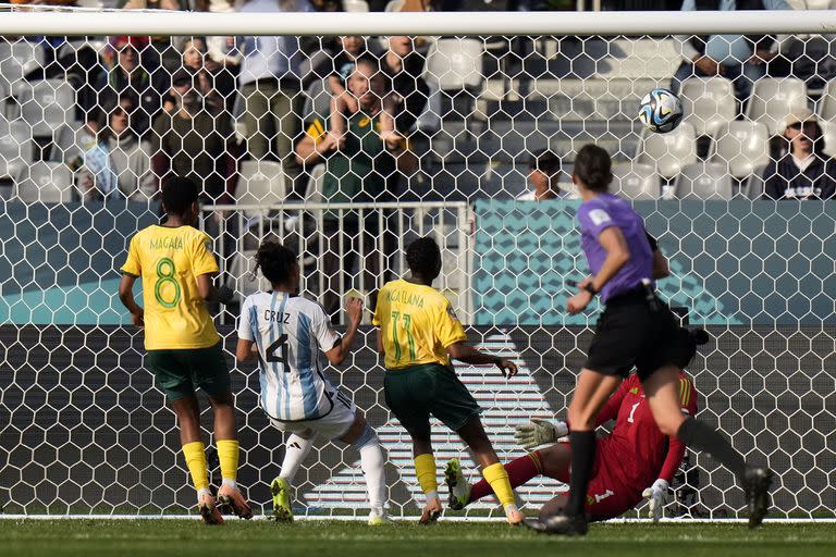 Thembi Kgatlana (11) empuja el centro y anota el segundo gol sudafricano, en el momento más difícil para las argentinas 