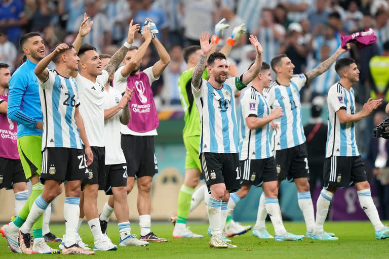 La selección argentina festeja ante su hinchada el triunfo ante México, por la fecha 2 del grupo C de la Copa del Mundo