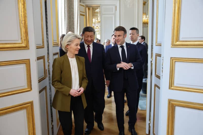 French President Emmanuel Macron (R), European Commission President Ursula von der Leyen (L), and China's President Xi Jinping (C) arrive to attend a meeting at the Elysee presidential palace. Christophe Licoppe/European Commission/dpa
