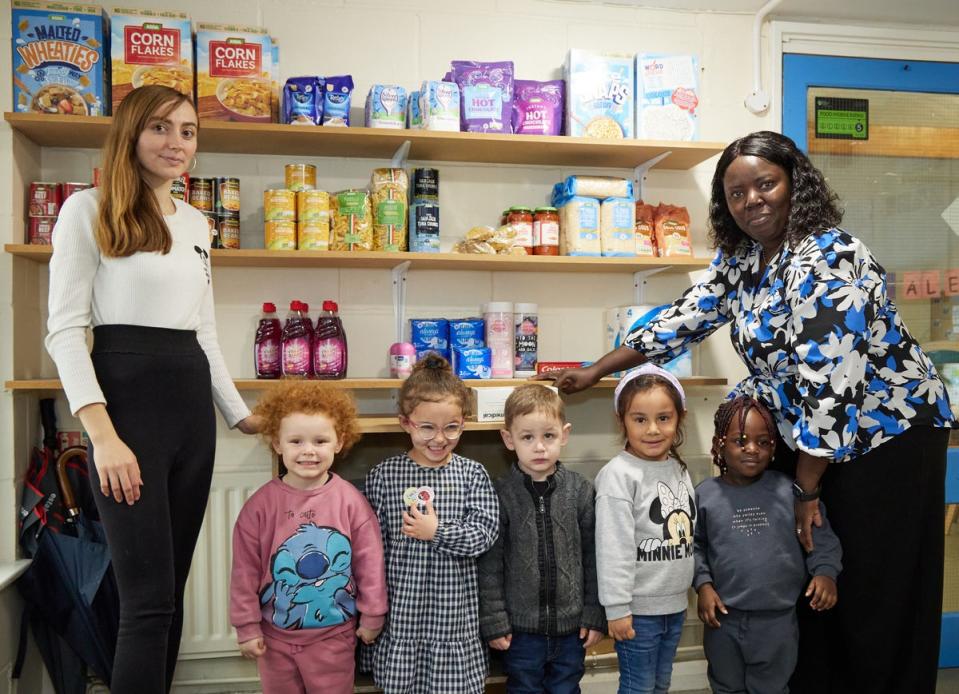 Kayleigh and Alethea and children from the London Early Years Foundation (Matt Writtle)