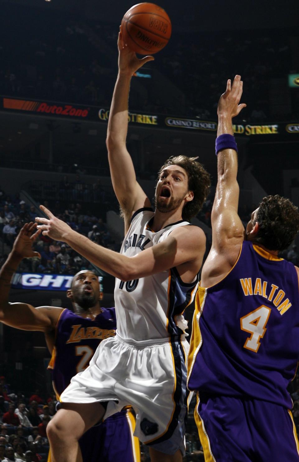 March 22, 2007 - Memphis Grizzlies Pau Gasol shoots defended by LA Lakers Kobe Bryant and Luke Walton.