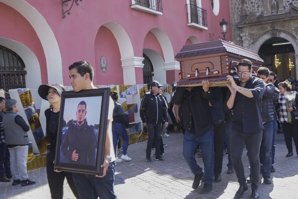 Familiares de David Hernández, joven asesinado en Salvatierra, previo a su entierro. (AP Photo/Mario Armas)