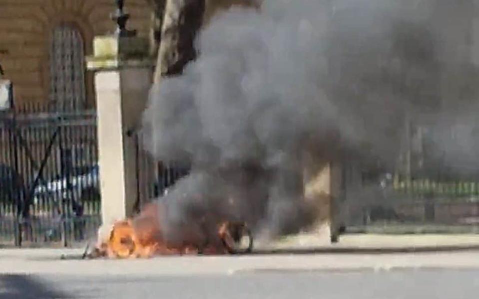 Rickshaw engulfed in flames outside Buckingham Palace