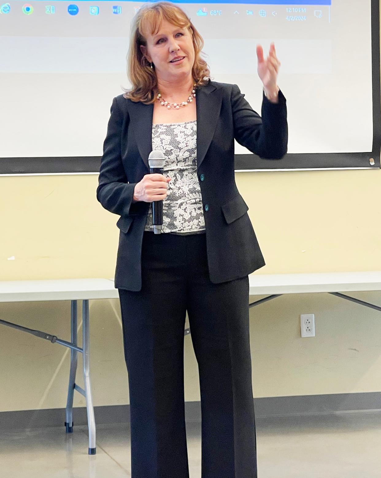 University of Richmond (Virginia) Professor Corinna Barrett Lain delivers a talk to the League of Women Voters of Oak Ridge on lethal injection issues and the book she wrote on the topic that will be published in 2025. The talk was held during Lunch with the League at the Oak Ridge Unitarian Universalist Church on April 2, 2024.