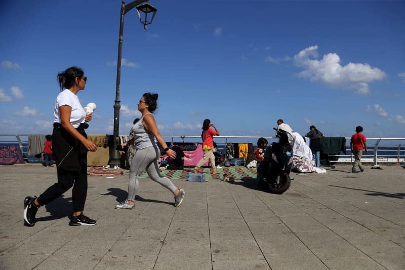 Displaced people living on the Beirut promenade. Thousands of Lebanese and Syrian nationals fled south Lebanon and Beirut southern suburb following heavy Israeli air raids. Marwan Naamani/dpa