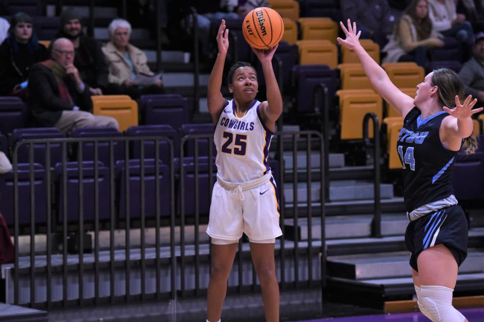 Hardin-Simmons' She'Ray Wilson (25) shoots a 3-pointer during Thursday's top 20 matchup against No. 20 East Texas Baptist.