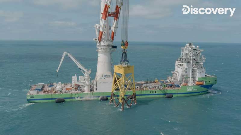 《建築巨擘：環海翡翠輪》記錄台灣沿岸風電套筒安裝的精彩直擊畫面。（Discovery提供）