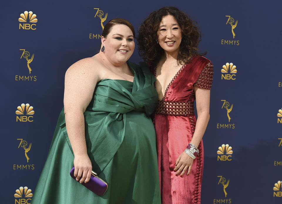 Chrissy Metz, izquierda, y Sandra Oh llegan a la 70a entrega de los Emmy el lunes 17 de septiembre de 2018, en el Microsoft Theater en Los Angeles.(Foto Jordan Strauss/Invision/AP)