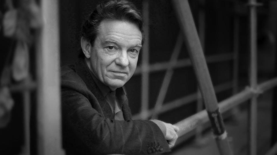 Lawrence Wright is seen behind his publisher's office in Toronto. (Photo: Richard Lautens/Toronto Star via Getty Images)