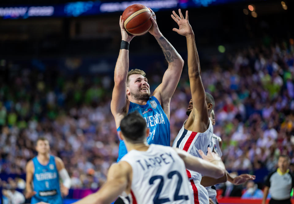 Luka Doncic firmó una actuación de 47 puntos contra Francia, la segunda más alta de la historia del Eurobasket y la mayor en los últimos 65 años. (Photo by Alexander Scheuber/Getty Images)