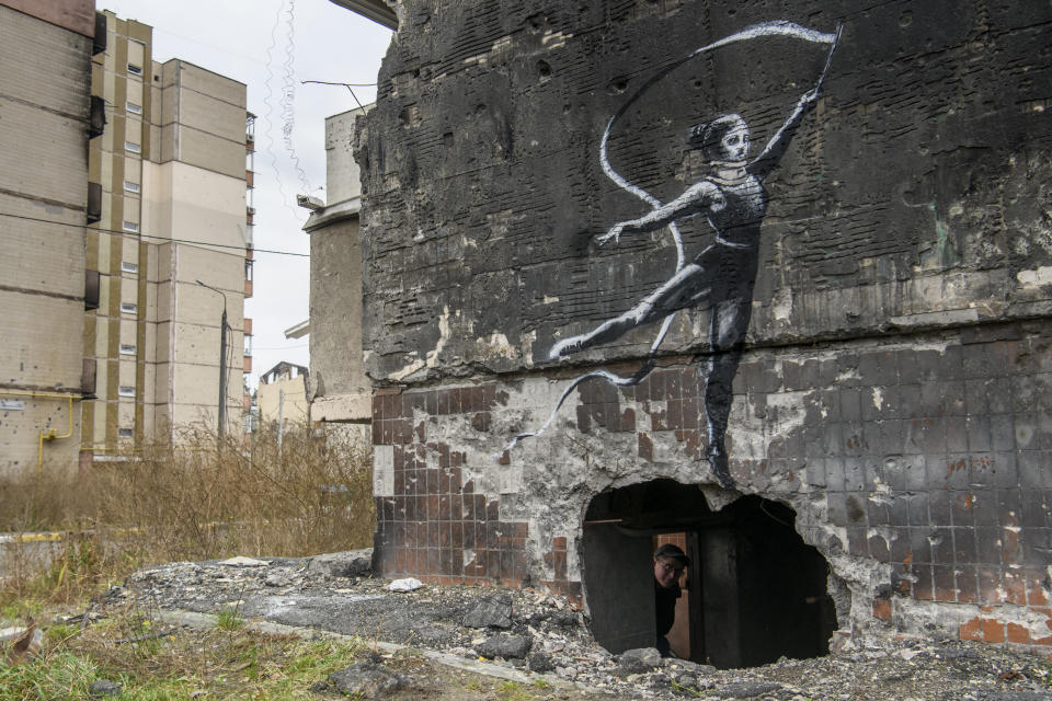 <p>Anders als die andere Turnerin wurde diese, die mit Halskrause über einem Loch in der Wand tanzt, noch nicht von Banksy auf Instagram verifziert. Das Werk tauchte jedoch zur gleichen Zeit in der Stadt Borodjanka auf. (Bild: Maxym Marusenko/NurPhoto via Getty Images)</p> 