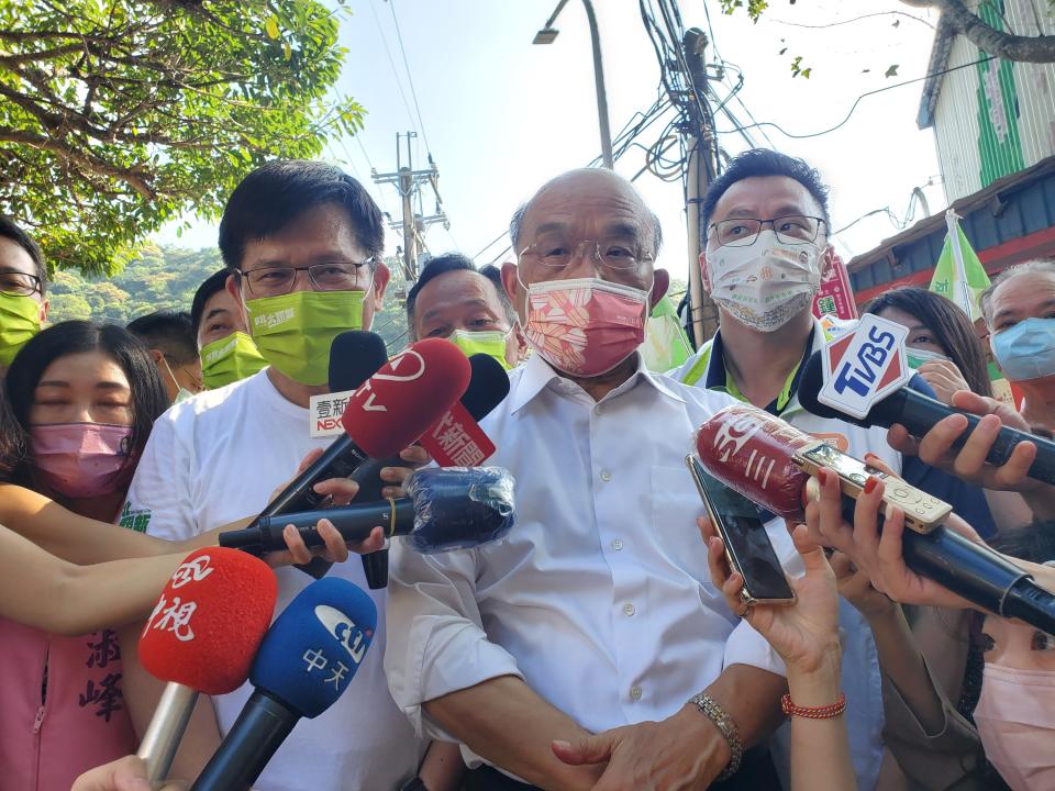 蘇貞昌（前中）2日在民進黨新北市長參選人林佳龍（前左2）陪同下到新莊擎天府參拜。（圖／中央社）