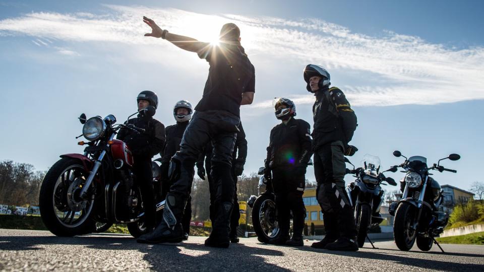 Gute Idee nicht nur für Anfänger: Ein Fahrsicherheitstraining schult die Fahrtechnik und kann die Sicherheit auf der Straße erhöhen. Foto: Frank Rumpenhorst