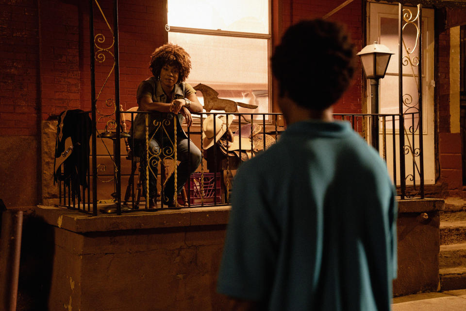 Esta imagen proporcionada por Netflix Lorraine Toussaint, izquierda, y Caleb McLaughlin en una escena de "Concrete Cowboy". (Jessica Kourkounis/Netflix via AP)