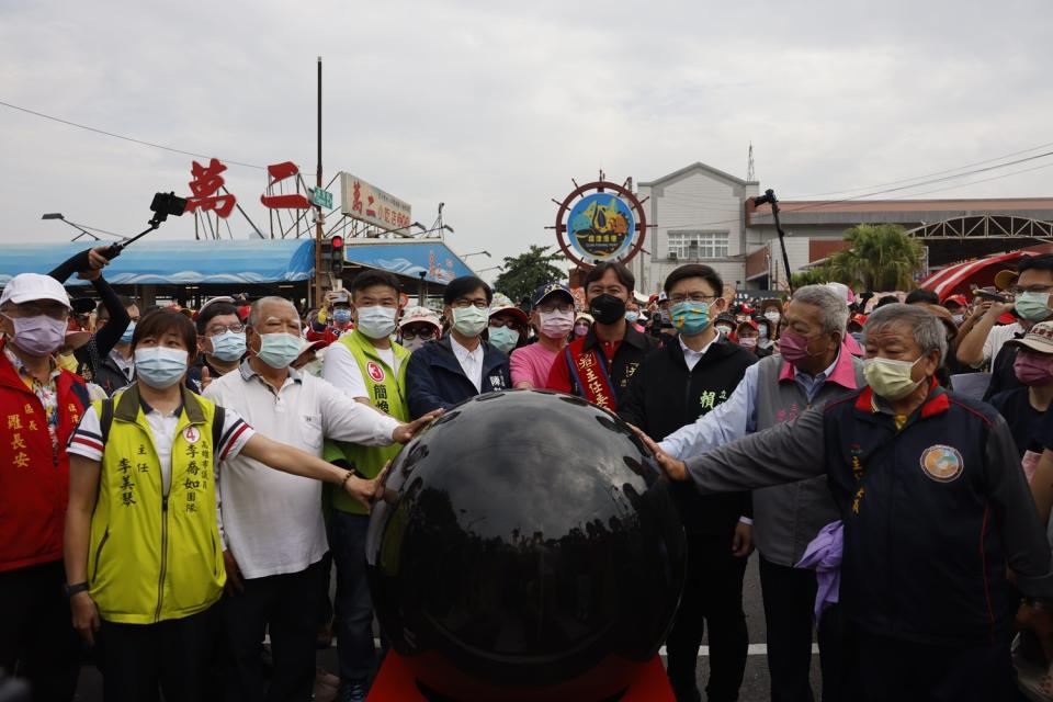 陳其邁(左五)參與起駕儀式。   圖：旗津天后宮提供