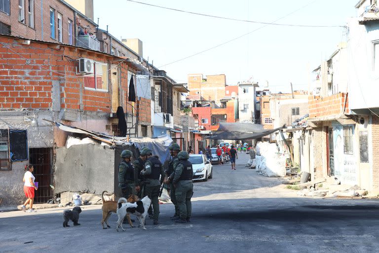 Gendarmes patrullan el lugar donde fue mortalmente baleada Nayla, de cuatro años, en la villa 1-11-14