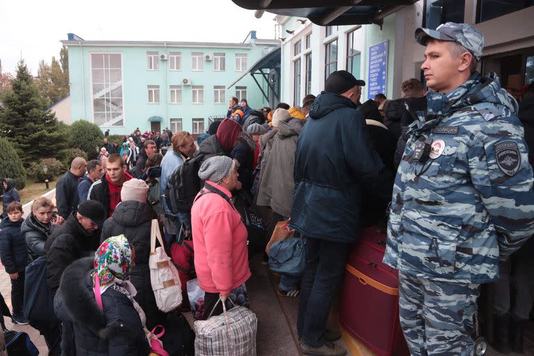 Las personas llegadas de Kherson esperan a ser evacuadas a las profundidades de Rusia en la estación de tren de Dzhankoi, en Crimea, el 21 de octubre de 2022.
