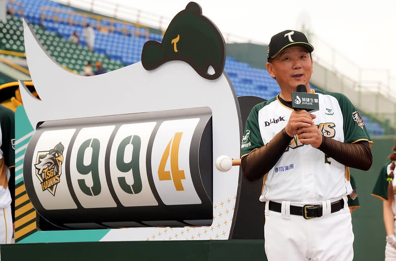 洪一中生涯994勝。（圖／台鋼雄鷹球團提供）