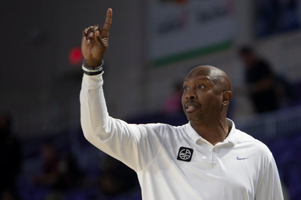 Link Academy's head coach Rodney Perry reacts during the first half of the GEICO Nationals quarterfinal between Oak Hill Academy (Va.) and Link Academy (Mo.), Thursday, March 31, 2022, at Suncoast Credit Union Arena in Fort Myers, Fla.Link Academy led Oak Hill Academy 34-33 at halftime and won 81-67.

GEICO Nationals 2022: Oak Hill Academy (Va.) vs. Link Academy (Mo.), March 31, 2022