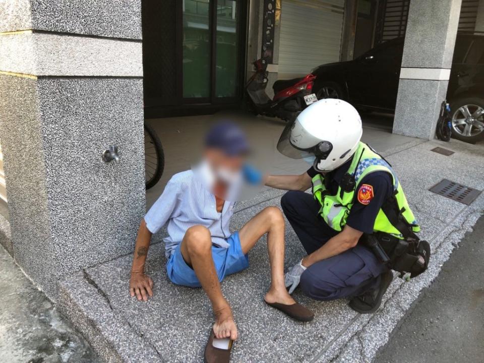 永康分局永信所警方廿五日巡邏行經大安街，發現民眾倒臥路上，立即協助移置附近休息。（讀者提供）