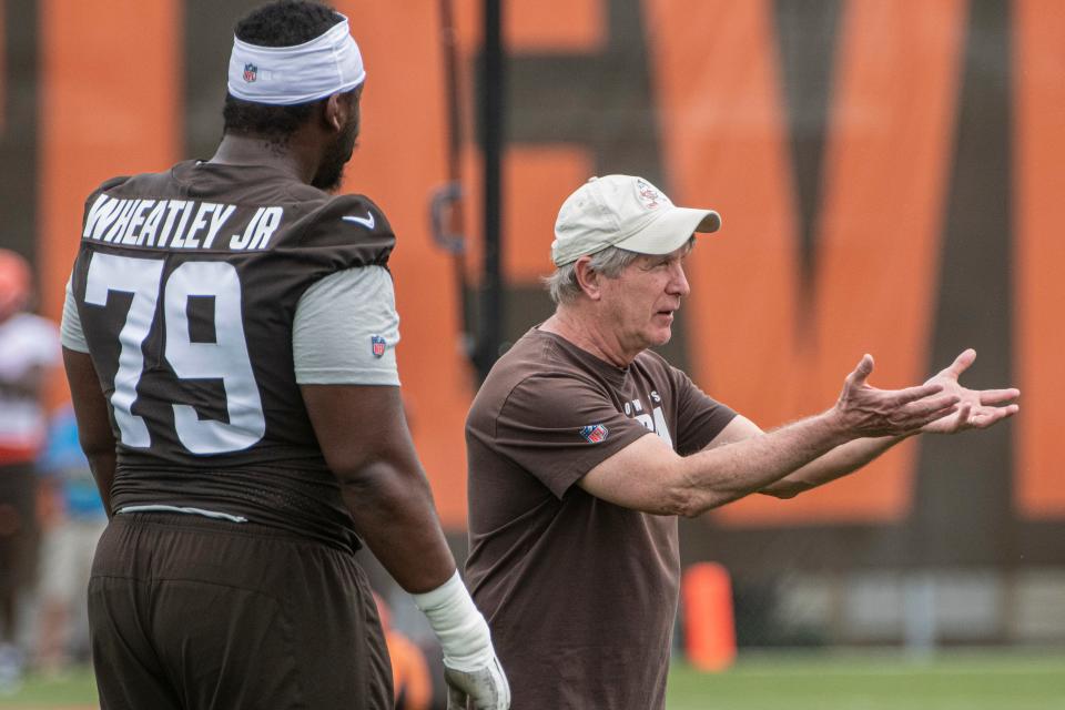 Browns offensive line coach Bill Callahan talks with tackle Tyrone Wheatley Jr. at rookie minicamp May 12 in Berea.