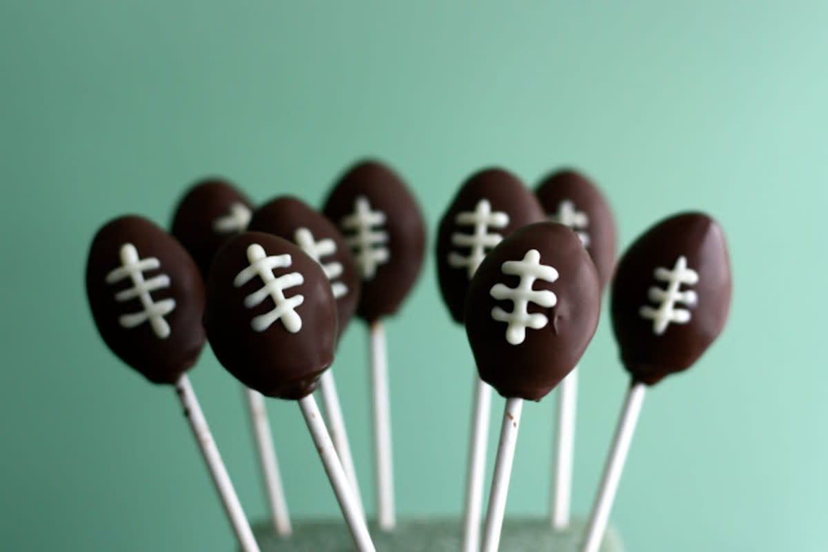 <p>Baked with Love and Butter</p><p><strong>Get the recipe: </strong><a href="http://bakedwithloveandbutter.blogspot.in/2010/02/football-cake-pops.html" rel="nofollow noopener" target="_blank" data-ylk="slk:Football Cake Pops;elm:context_link;itc:0;sec:content-canvas" class="link rapid-noclick-resp"><strong>Football Cake Pops</strong></a></p>