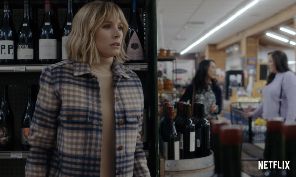Kristen Bell hams it up in “The Woman in the House Across the Street from the Girl in the Window.” (Netflix)