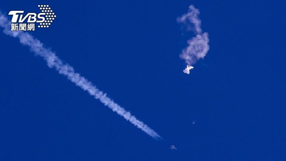 美方4日出動戰機將疑似「間諜氣球」的飛行物擊落。（圖／達志影像美聯社）