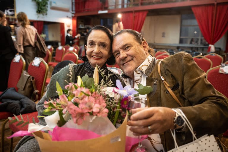 Marcia Haydée con su marido Günther Schöberl, feliz en la entrega del premio Arte y Cultura que la distinguió el domingo por su trayectoria