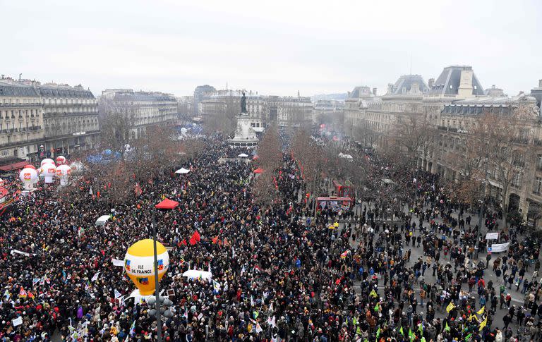 Masivas manifestaciones en contra del plan del presidente francés de elevar la edad legal de jubilación de 62 a 64 años