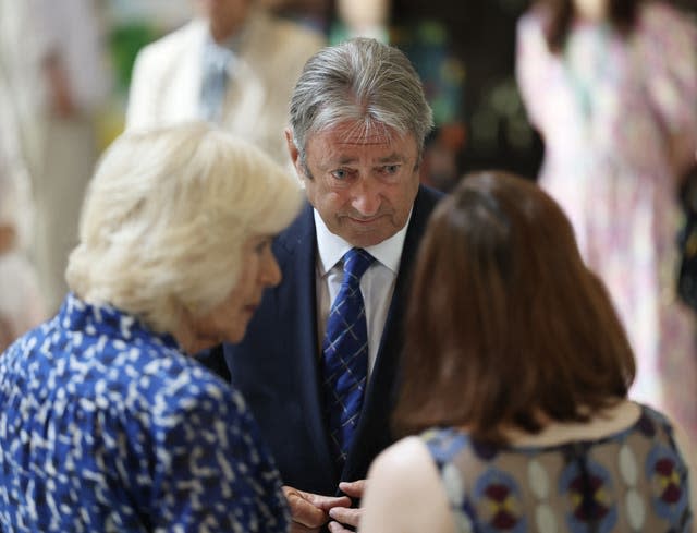 The Queen with Alan Titchmarsh (centre) (Geoff Pugh/Daily Telegraph/PA)