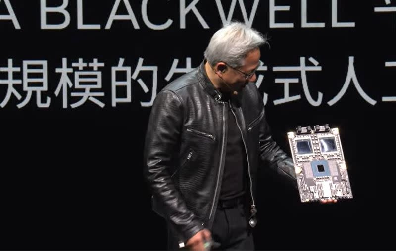 黃仁勳在演講中秀出即將推出的NVIDIA Blackwell 晶片。（圖／翻攝NVIDIA臉書）