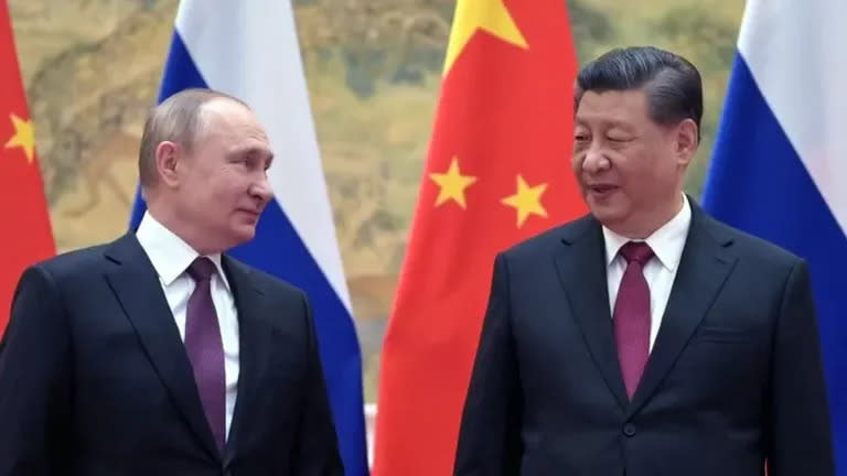 Vladimir Putin y Xi Jinping. Putin reorientó la política de seguridad hacia la contención de las "grandes potencias", por la poderío económico chino y el poderío militar ruso