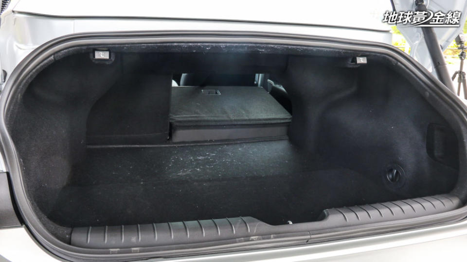 Ioniq 6具備401公升行李箱容積，並可透過6/4分離傾倒機能擴充使用空間。(攝影/ 陳奕宏)