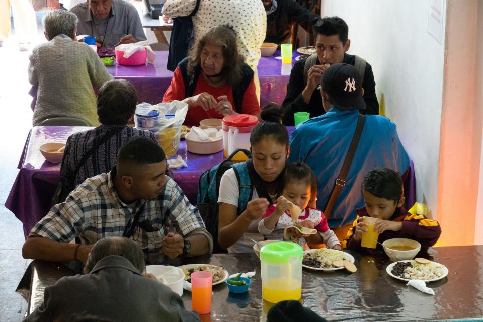 Familias, integrantes de la comunidad LGBT+  y personas en situación vulnerable degustan la comida en el Comedor Comunitario LGBTTTIQ+ "Manos Amigues" en la colonia Guerrero